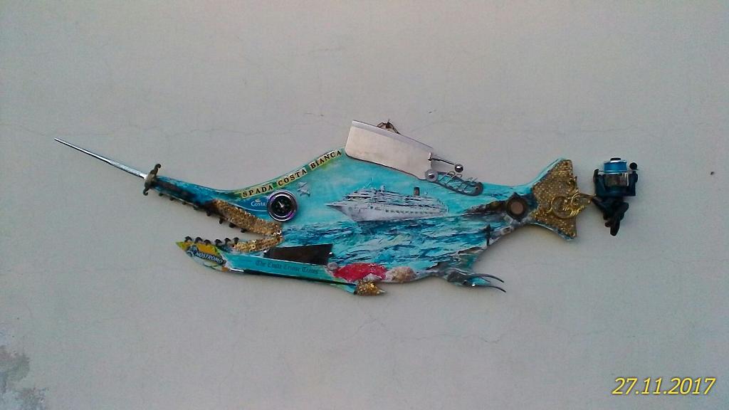 Pesce spada della costa bianca - GIOVANNI BOSSI - Dipinto ad  acrilico con sovrapposizioni di oggetti vari